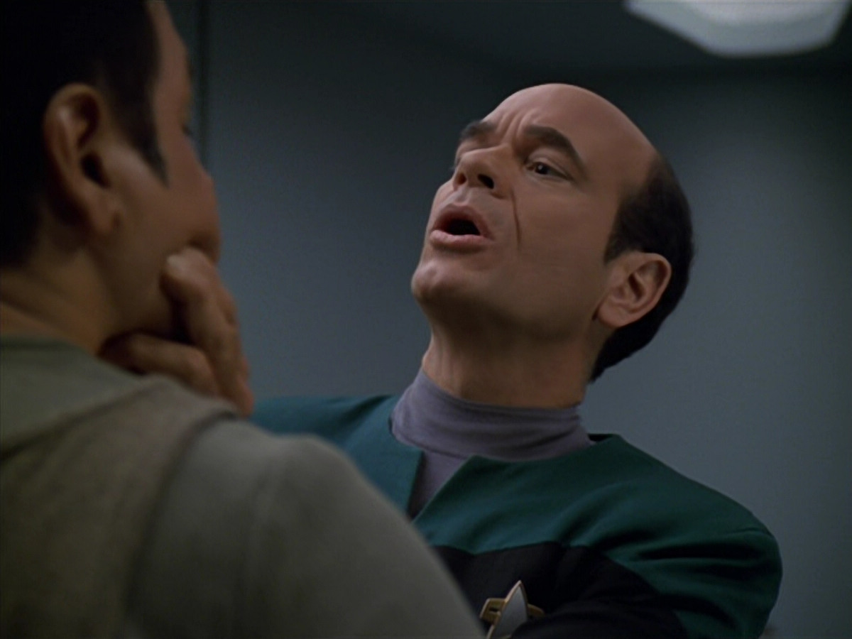 extant_StarTrek_VOY_5x19-TheFight_00582.jpg