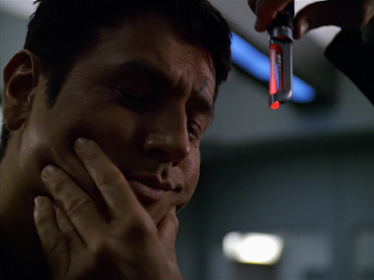 extant_StarTrek_VOY_5x19-TheFight_00585.jpg