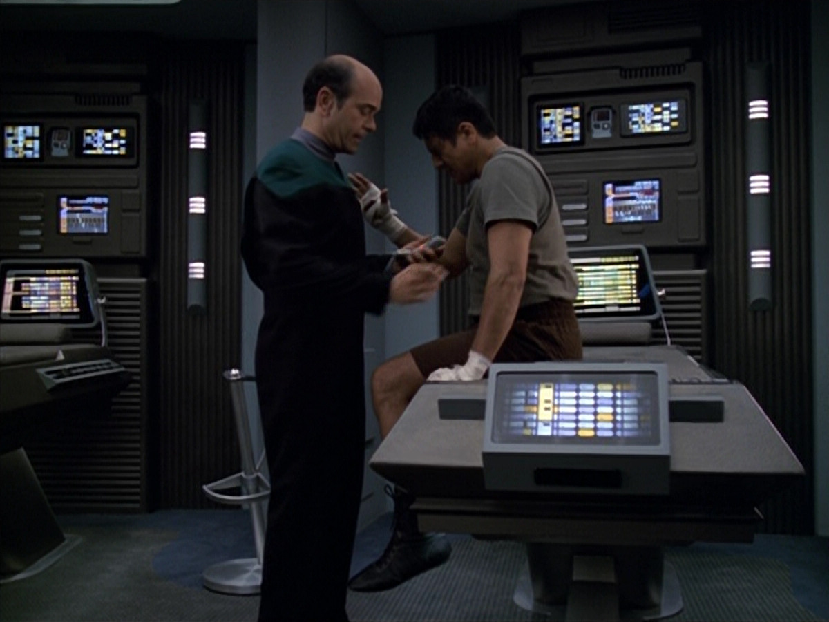 extant_StarTrek_VOY_5x19-TheFight_00631.jpg