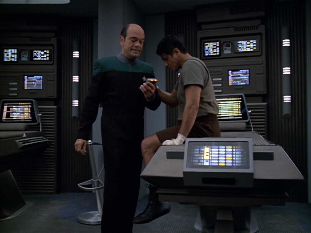 extant_StarTrek_VOY_5x19-TheFight_00632.jpg