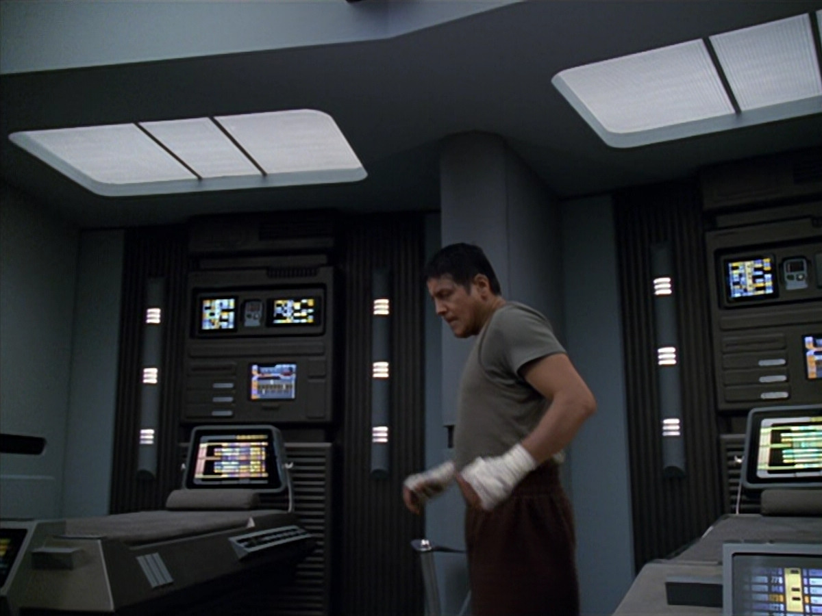 extant_StarTrek_VOY_5x19-TheFight_00637.jpg
