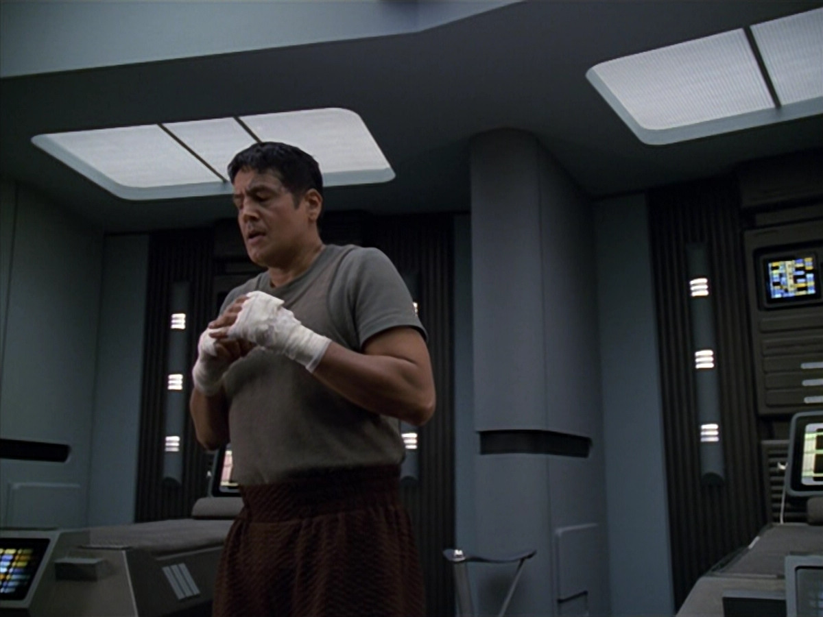 extant_StarTrek_VOY_5x19-TheFight_00640.jpg
