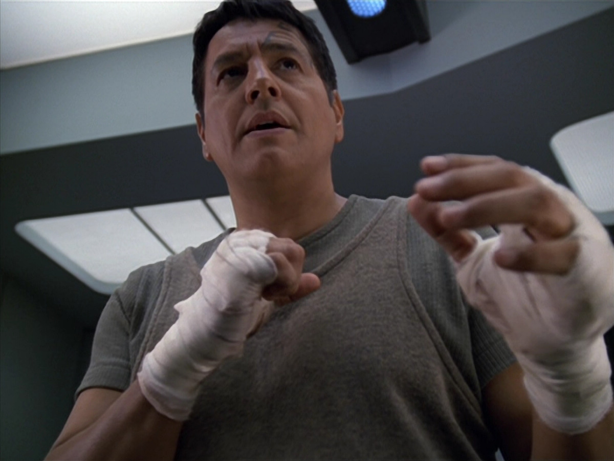 extant_StarTrek_VOY_5x19-TheFight_00663.jpg
