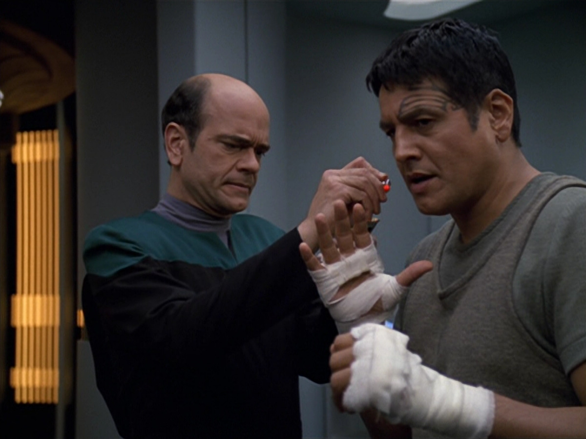 extant_StarTrek_VOY_5x19-TheFight_00679.jpg