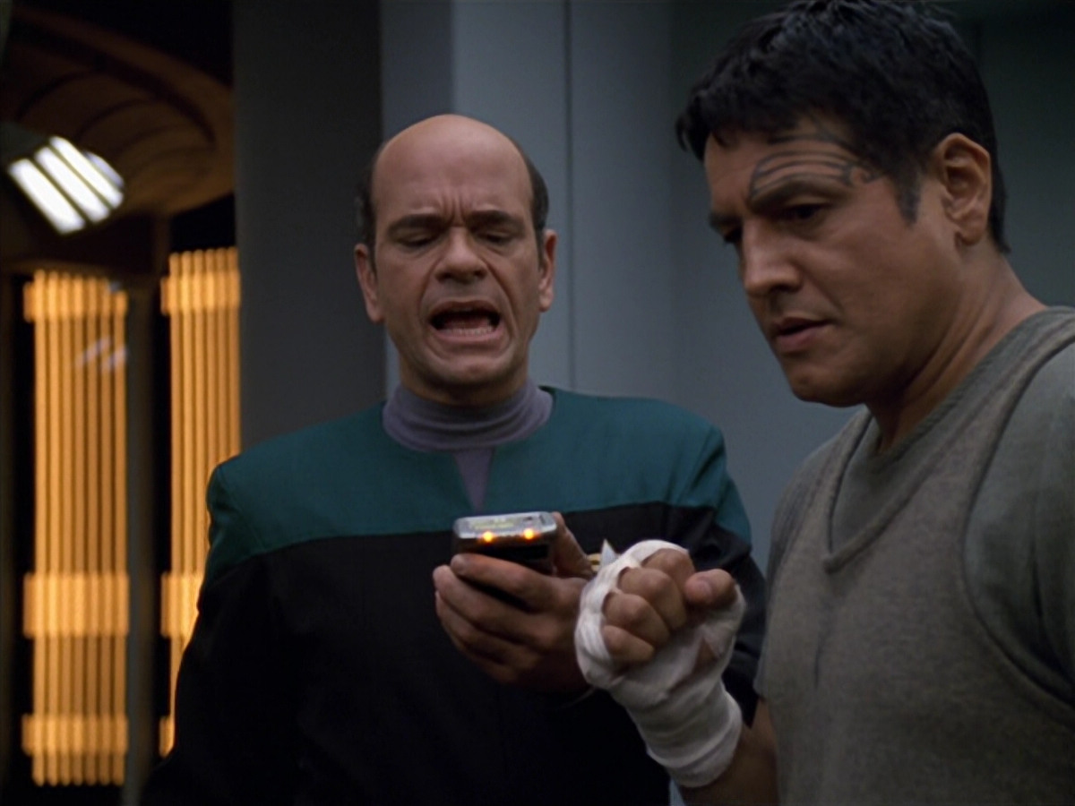 extant_StarTrek_VOY_5x19-TheFight_00684.jpg