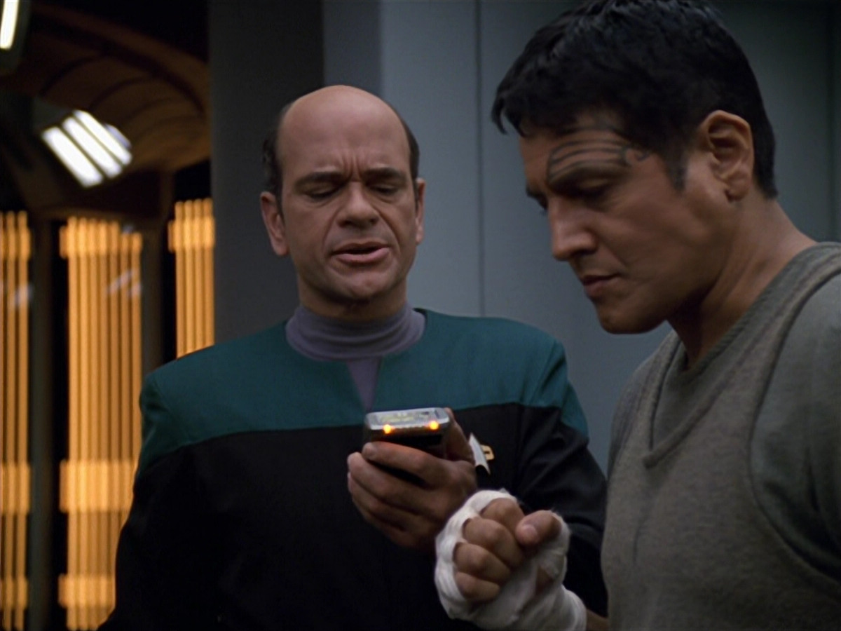 extant_StarTrek_VOY_5x19-TheFight_00686.jpg
