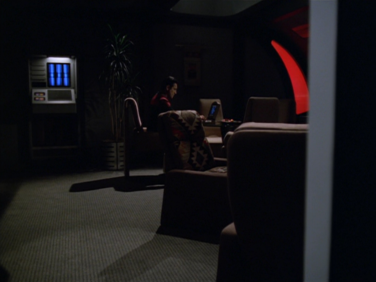extant_StarTrek_VOY_5x19-TheFight_00932.jpg