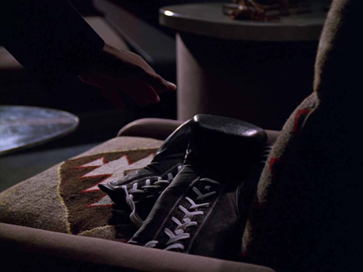 extant_StarTrek_VOY_5x19-TheFight_01003.jpg