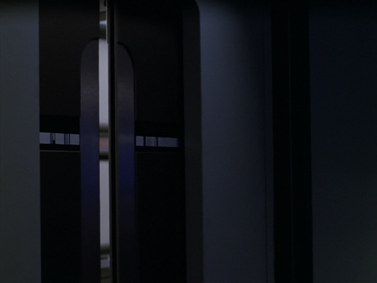 extant_StarTrek_VOY_5x19-TheFight_01029.jpg