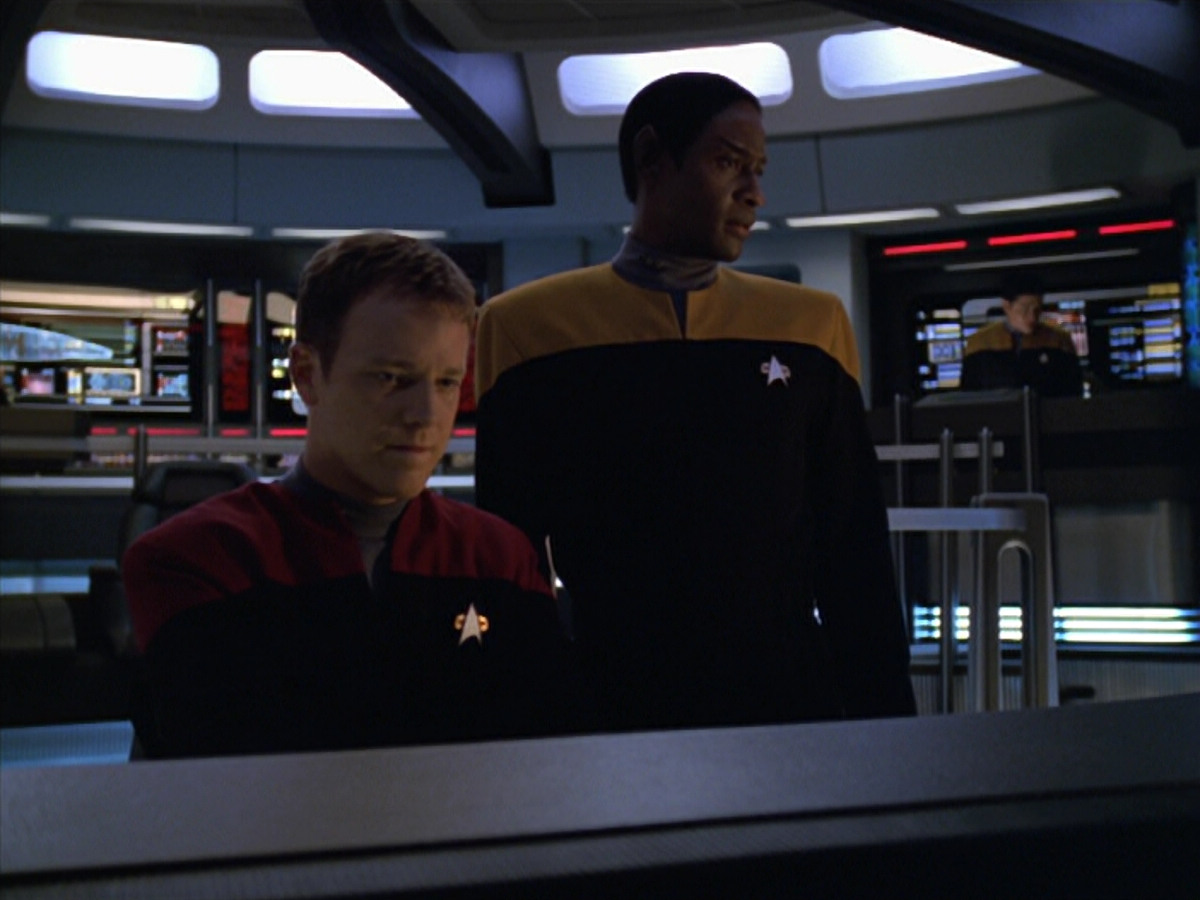 extant_StarTrek_VOY_5x19-TheFight_01037.jpg