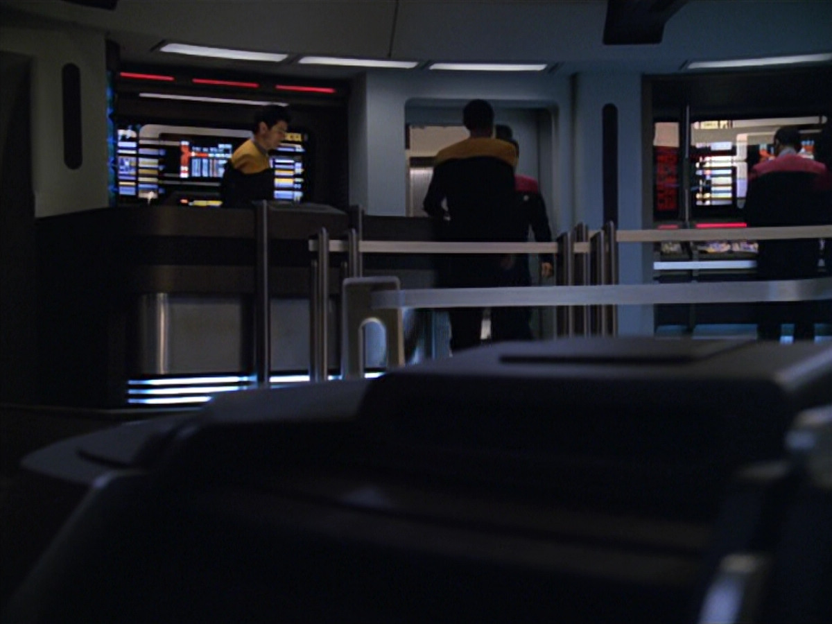 extant_StarTrek_VOY_5x19-TheFight_01053.jpg