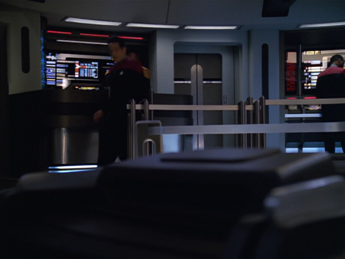 extant_StarTrek_VOY_5x19-TheFight_01056.jpg