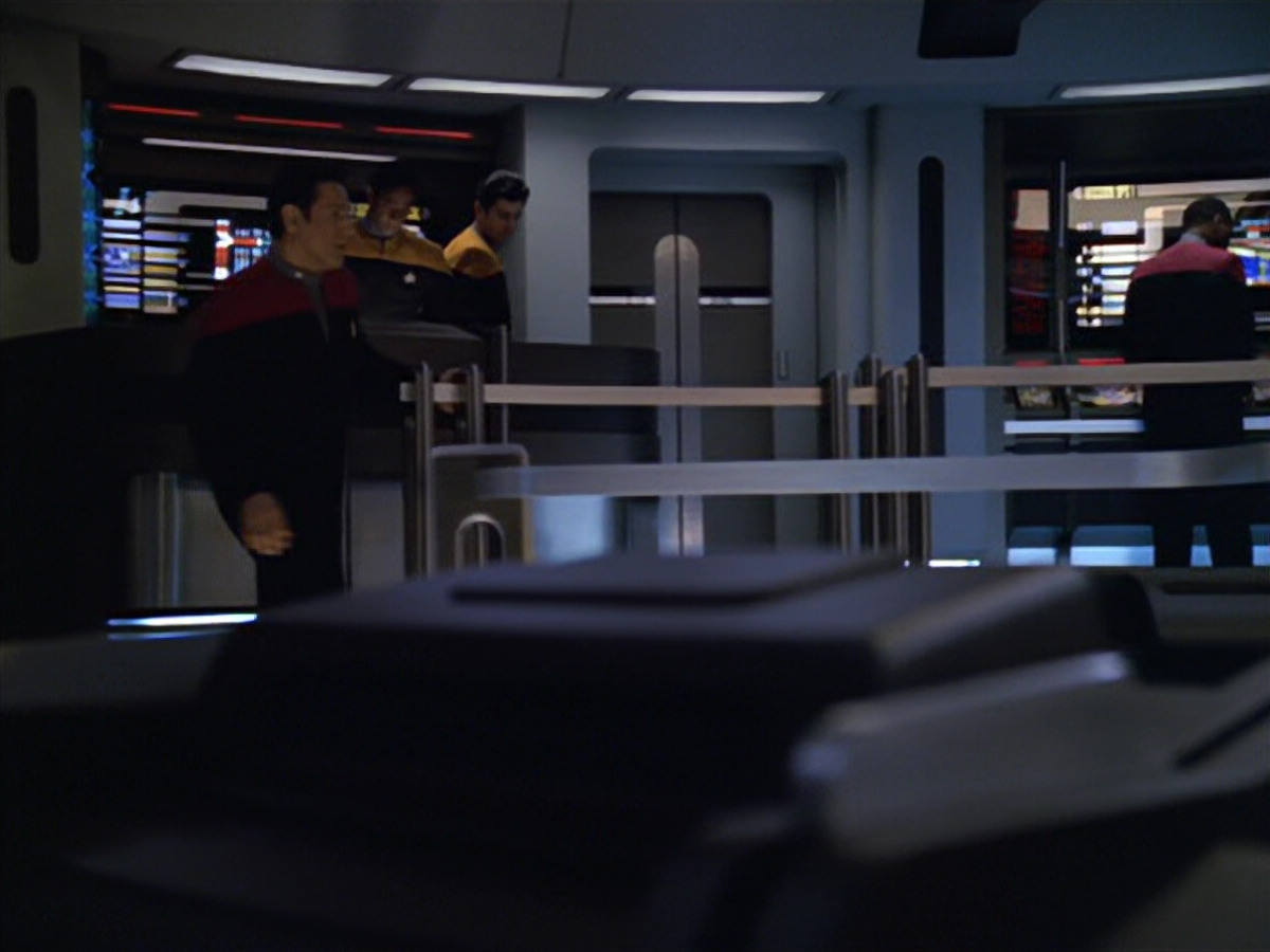 extant_StarTrek_VOY_5x19-TheFight_01057.jpg