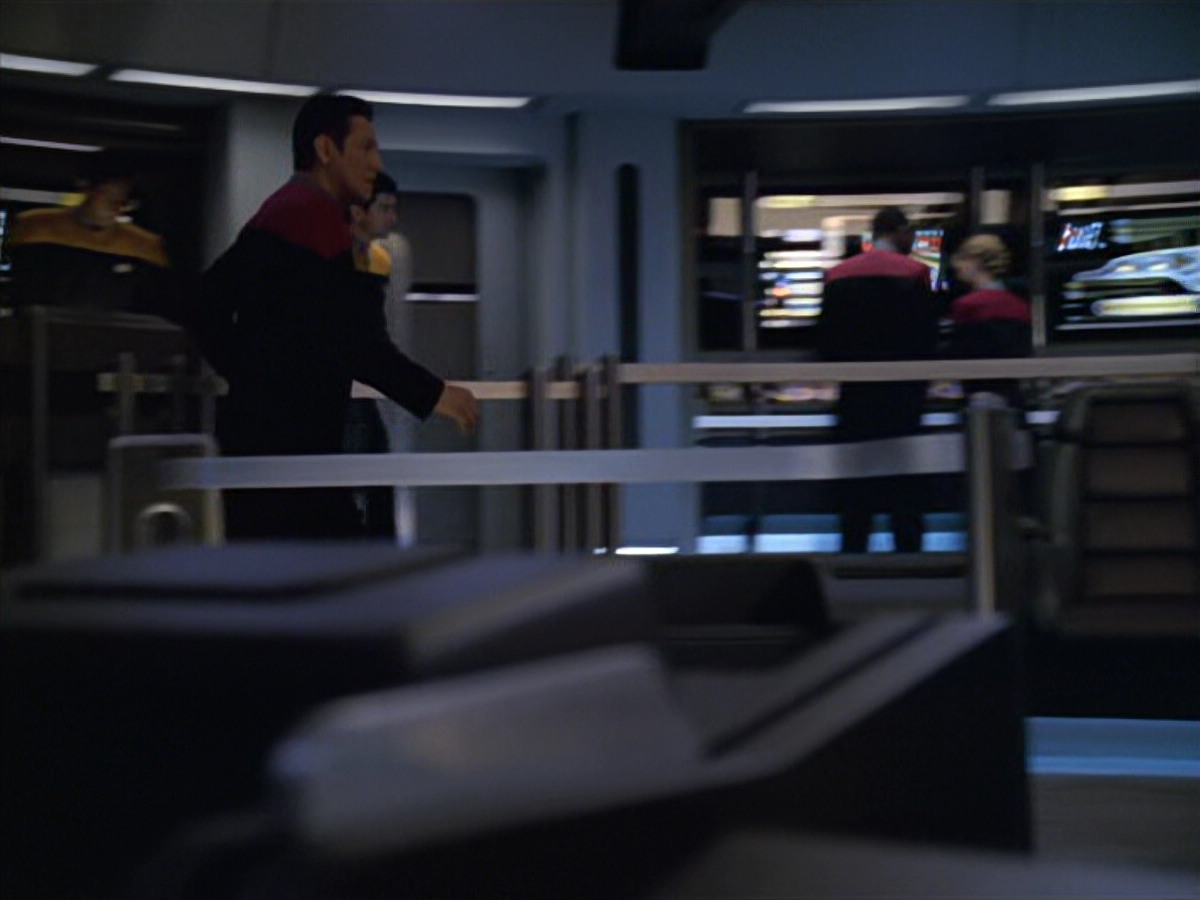 extant_StarTrek_VOY_5x19-TheFight_01058.jpg