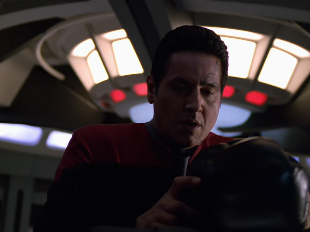 extant_StarTrek_VOY_5x19-TheFight_01131.jpg