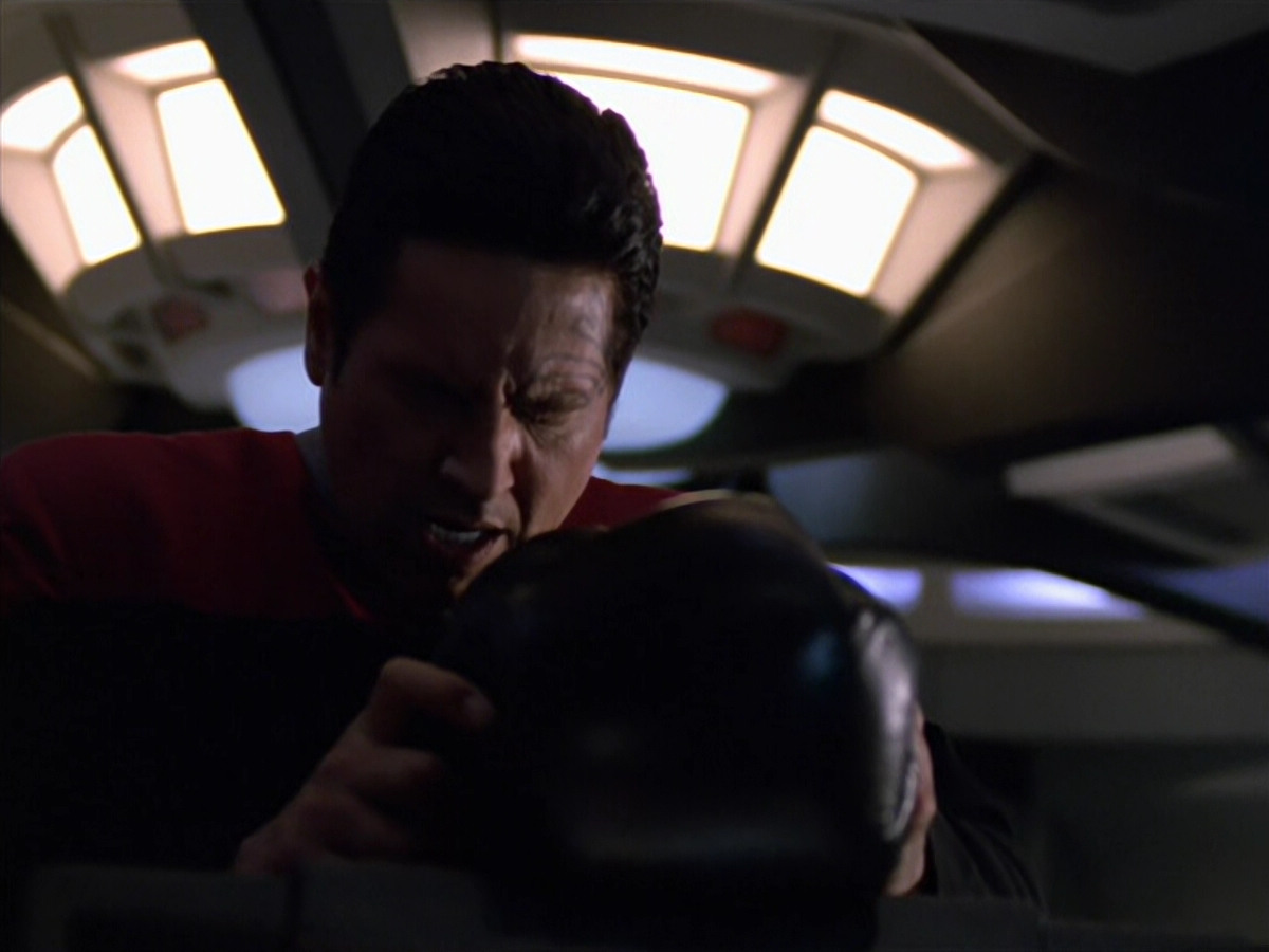 extant_StarTrek_VOY_5x19-TheFight_01134.jpg