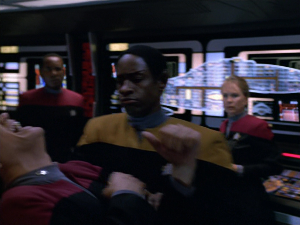 extant_StarTrek_VOY_5x19-TheFight_01154.jpg