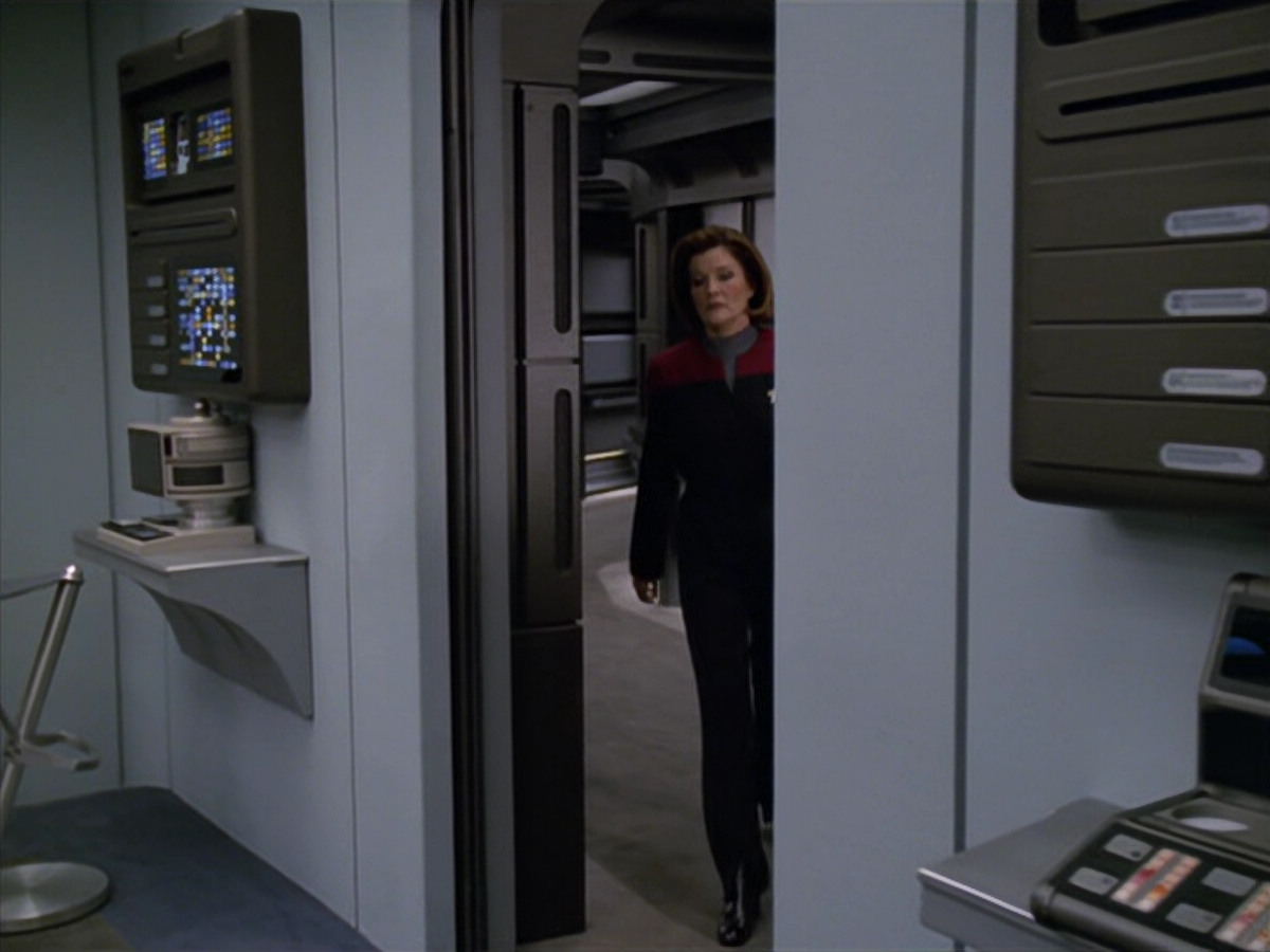 extant_StarTrek_VOY_5x19-TheFight_01167.jpg