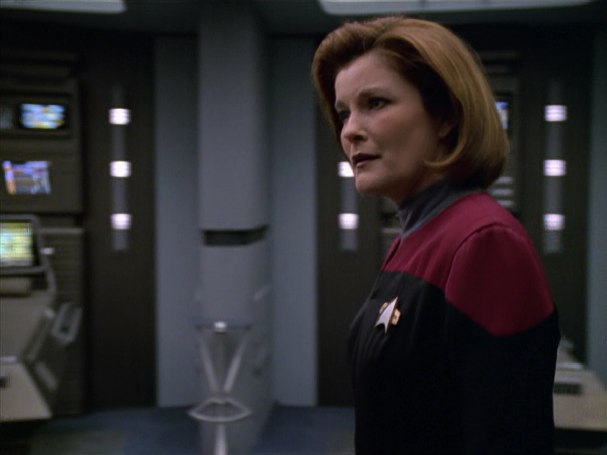 extant_StarTrek_VOY_5x19-TheFight_01177.jpg