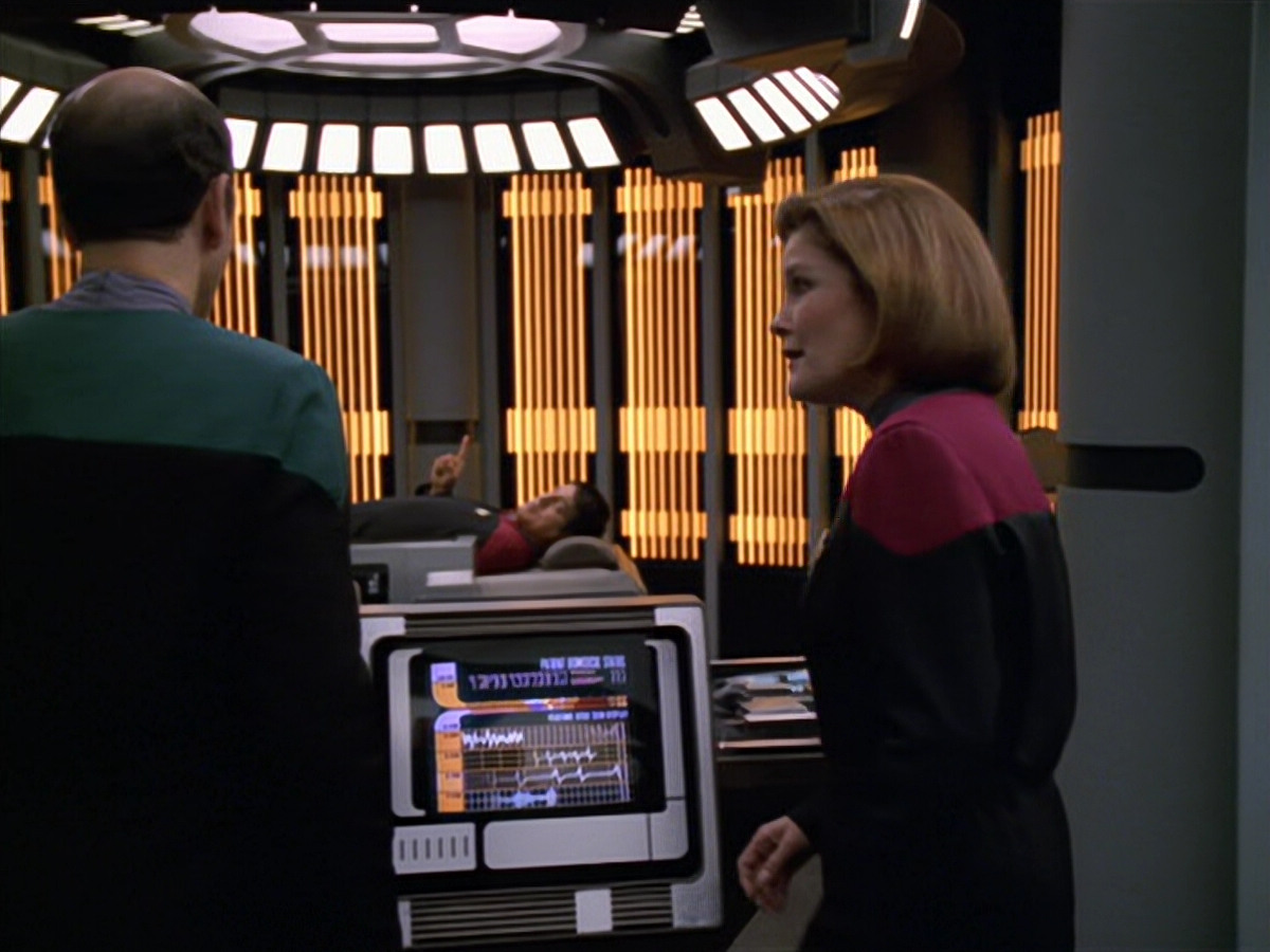 extant_StarTrek_VOY_5x19-TheFight_01184.jpg