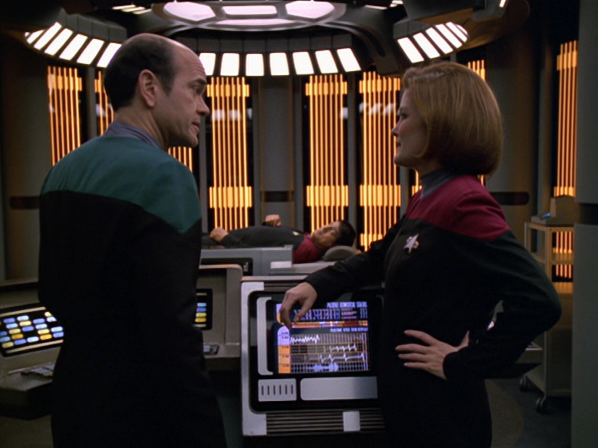 extant_StarTrek_VOY_5x19-TheFight_01196.jpg