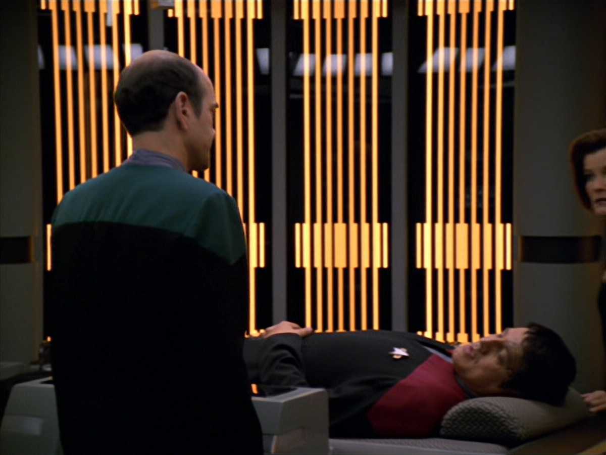extant_StarTrek_VOY_5x19-TheFight_01206.jpg