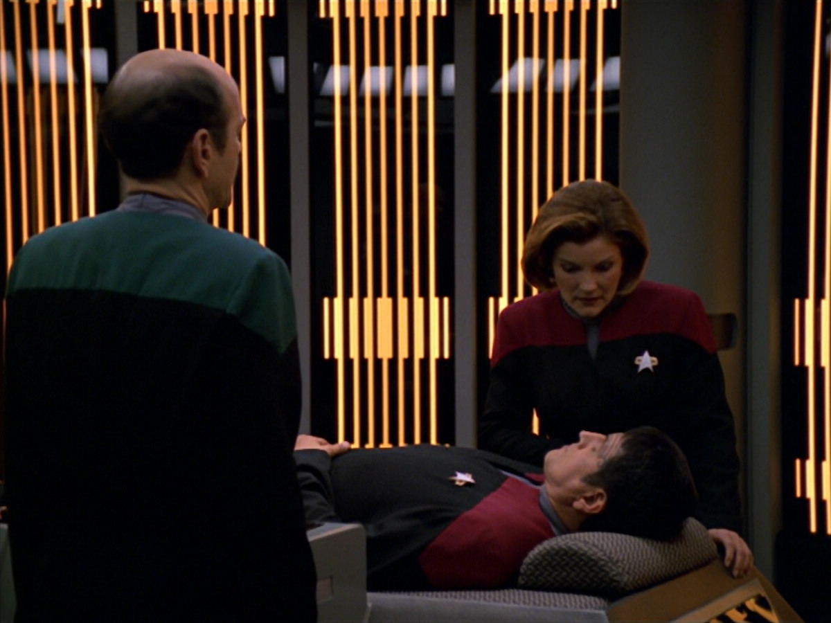 extant_StarTrek_VOY_5x19-TheFight_01210.jpg