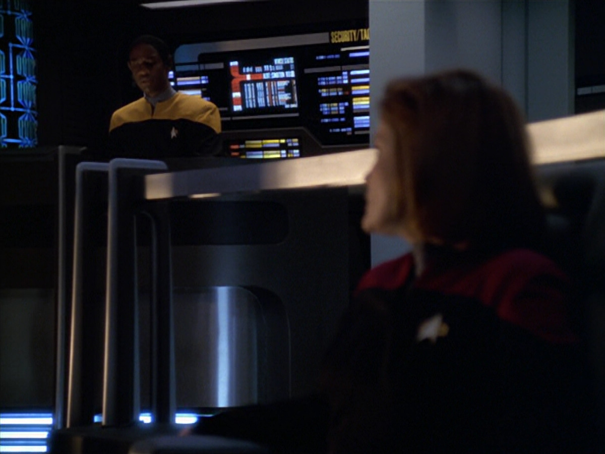 extant_StarTrek_VOY_5x19-TheFight_01374.jpg