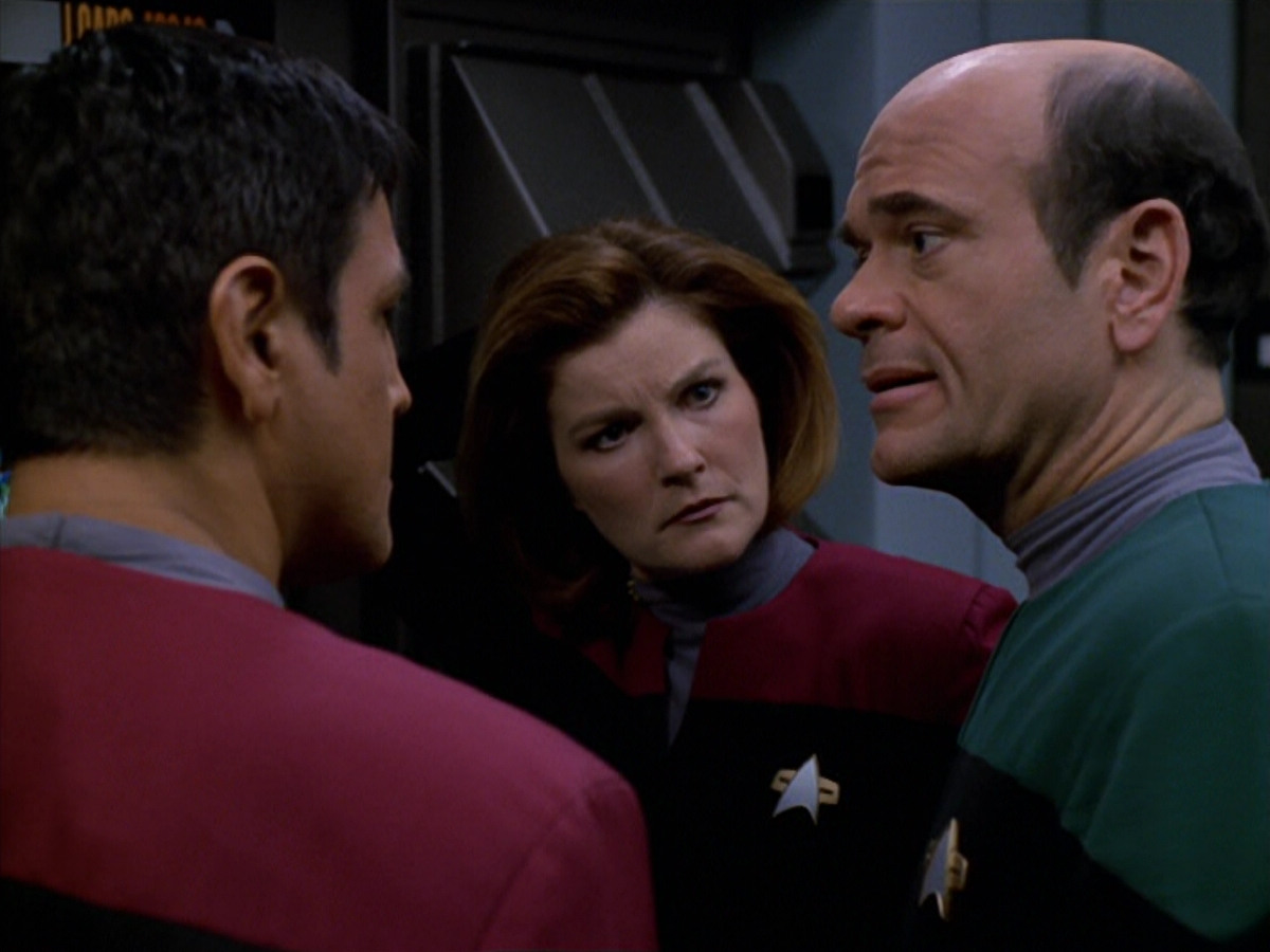 extant_StarTrek_VOY_5x19-TheFight_01583.jpg