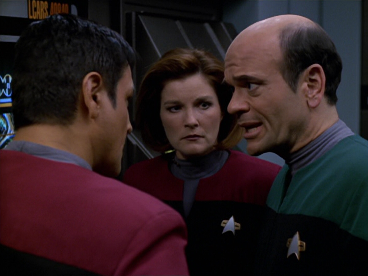 extant_StarTrek_VOY_5x19-TheFight_01617.jpg