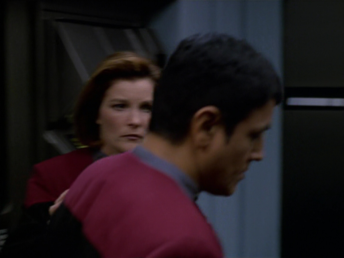extant_StarTrek_VOY_5x19-TheFight_01633.jpg