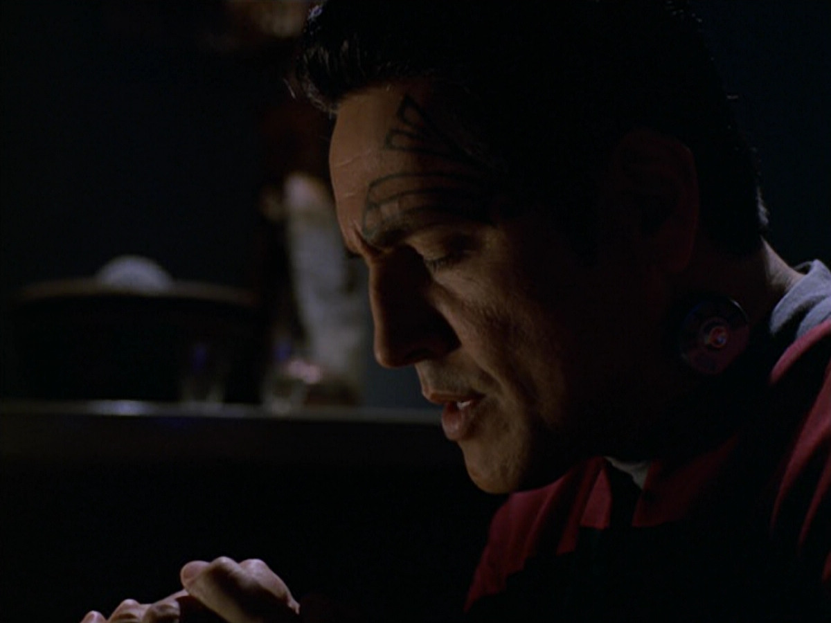 extant_StarTrek_VOY_5x19-TheFight_01674.jpg