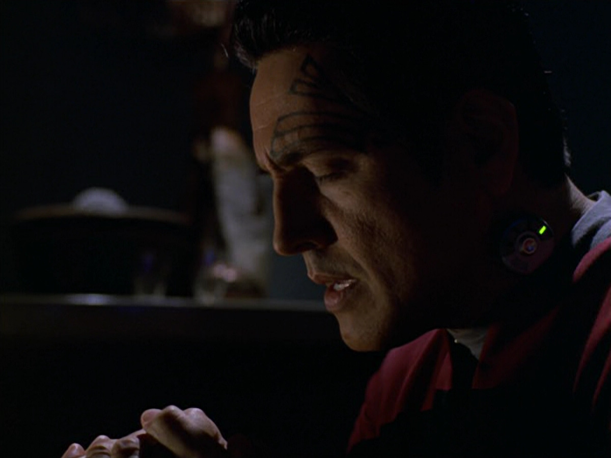 extant_StarTrek_VOY_5x19-TheFight_01679.jpg