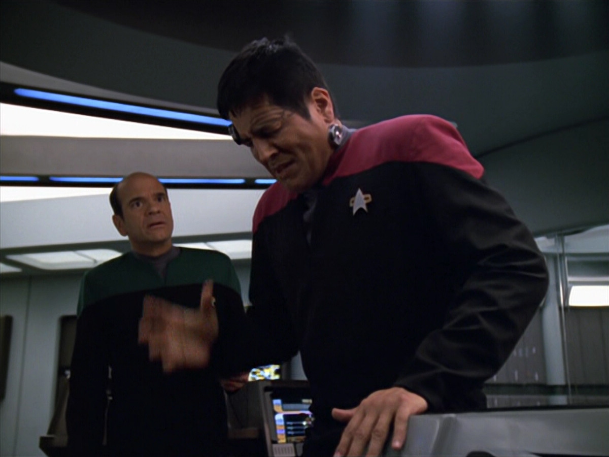 extant_StarTrek_VOY_5x19-TheFight_01863.jpg