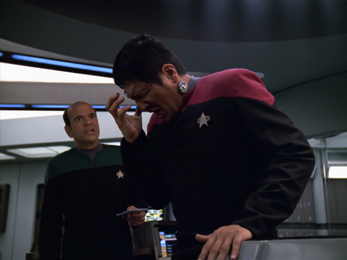 extant_StarTrek_VOY_5x19-TheFight_01864.jpg