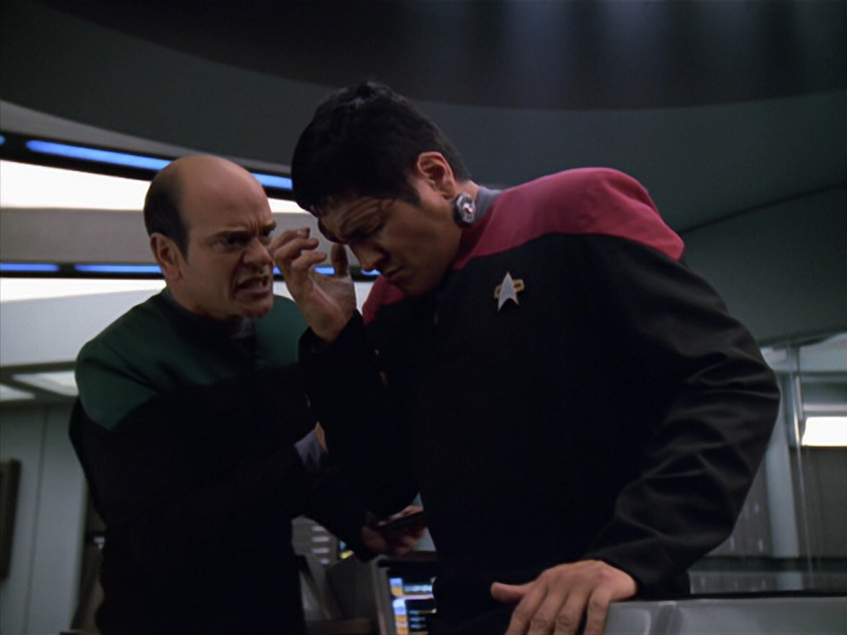 extant_StarTrek_VOY_5x19-TheFight_01866.jpg