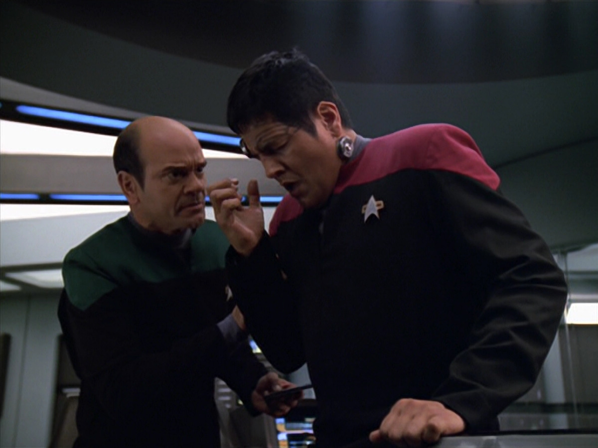 extant_StarTrek_VOY_5x19-TheFight_01868.jpg