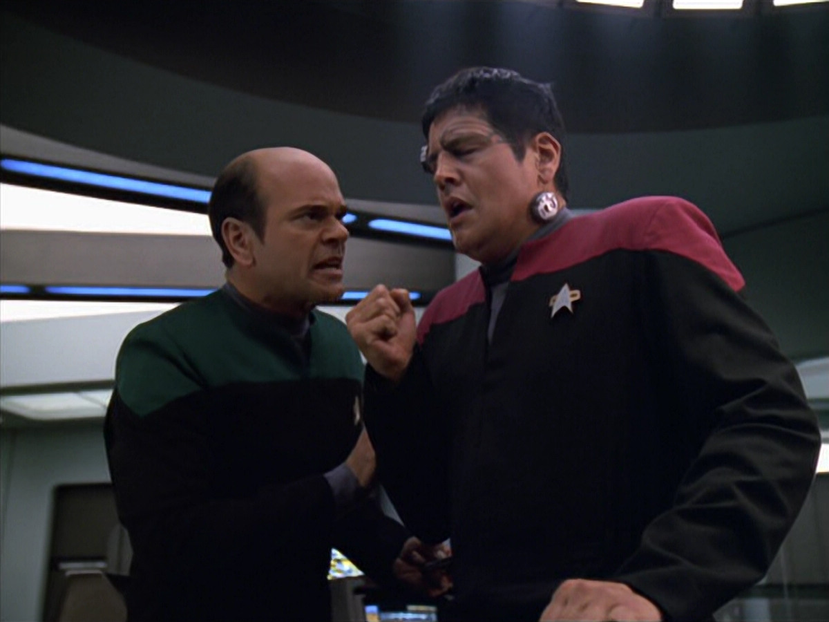 extant_StarTrek_VOY_5x19-TheFight_01872.jpg