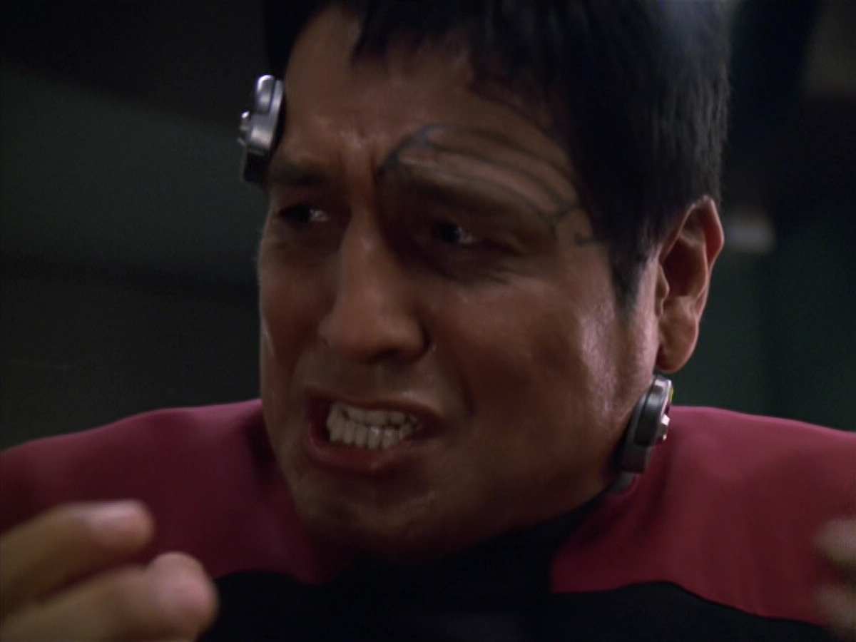 extant_StarTrek_VOY_5x19-TheFight_01939.jpg