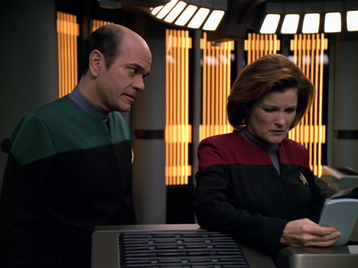 extant_StarTrek_VOY_5x19-TheFight_01963.jpg