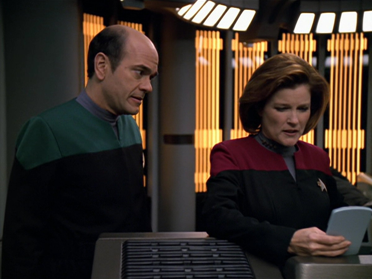 extant_StarTrek_VOY_5x19-TheFight_01964.jpg