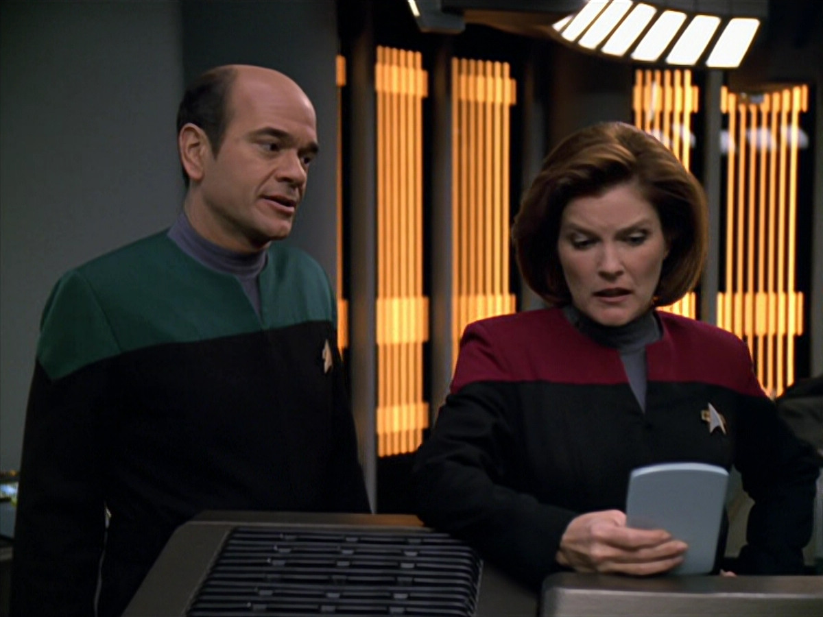 extant_StarTrek_VOY_5x19-TheFight_01968.jpg