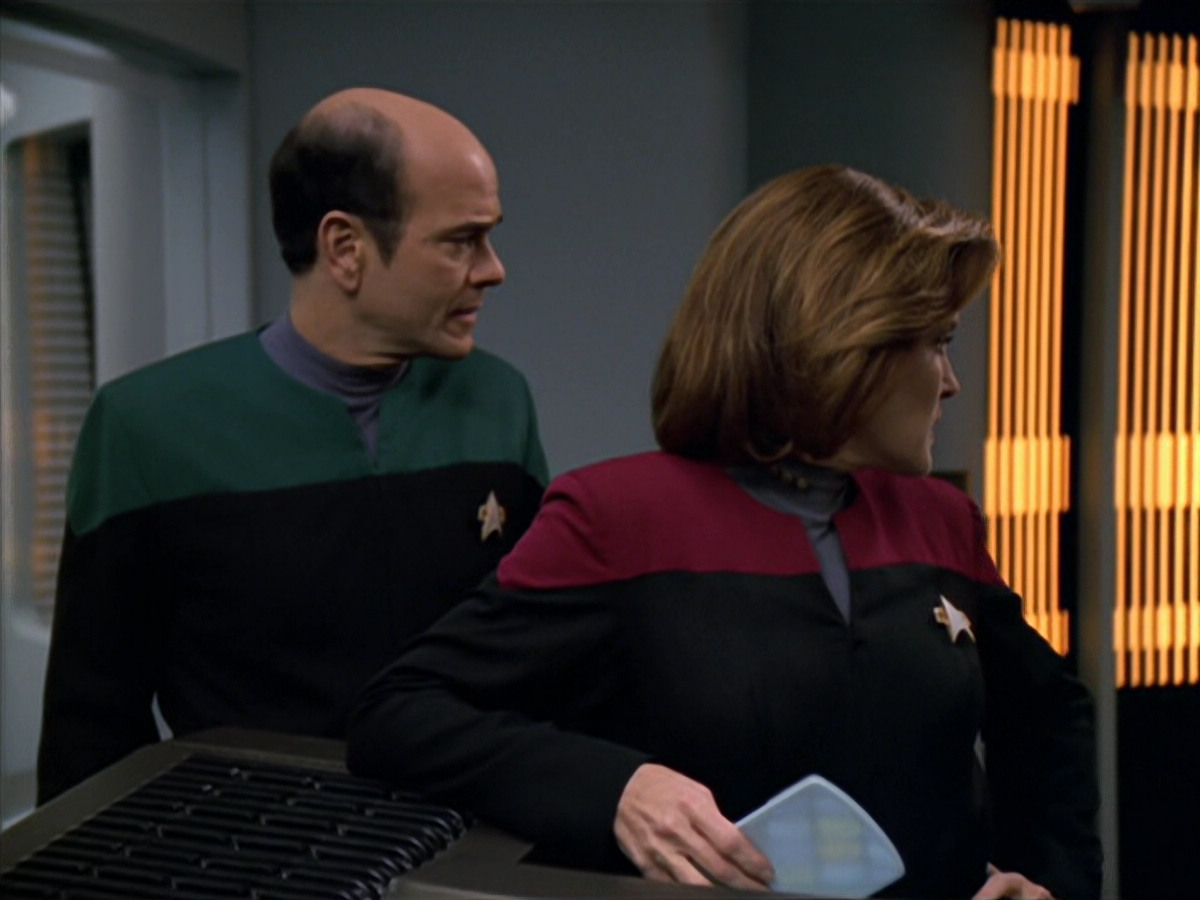 extant_StarTrek_VOY_5x19-TheFight_01976.jpg