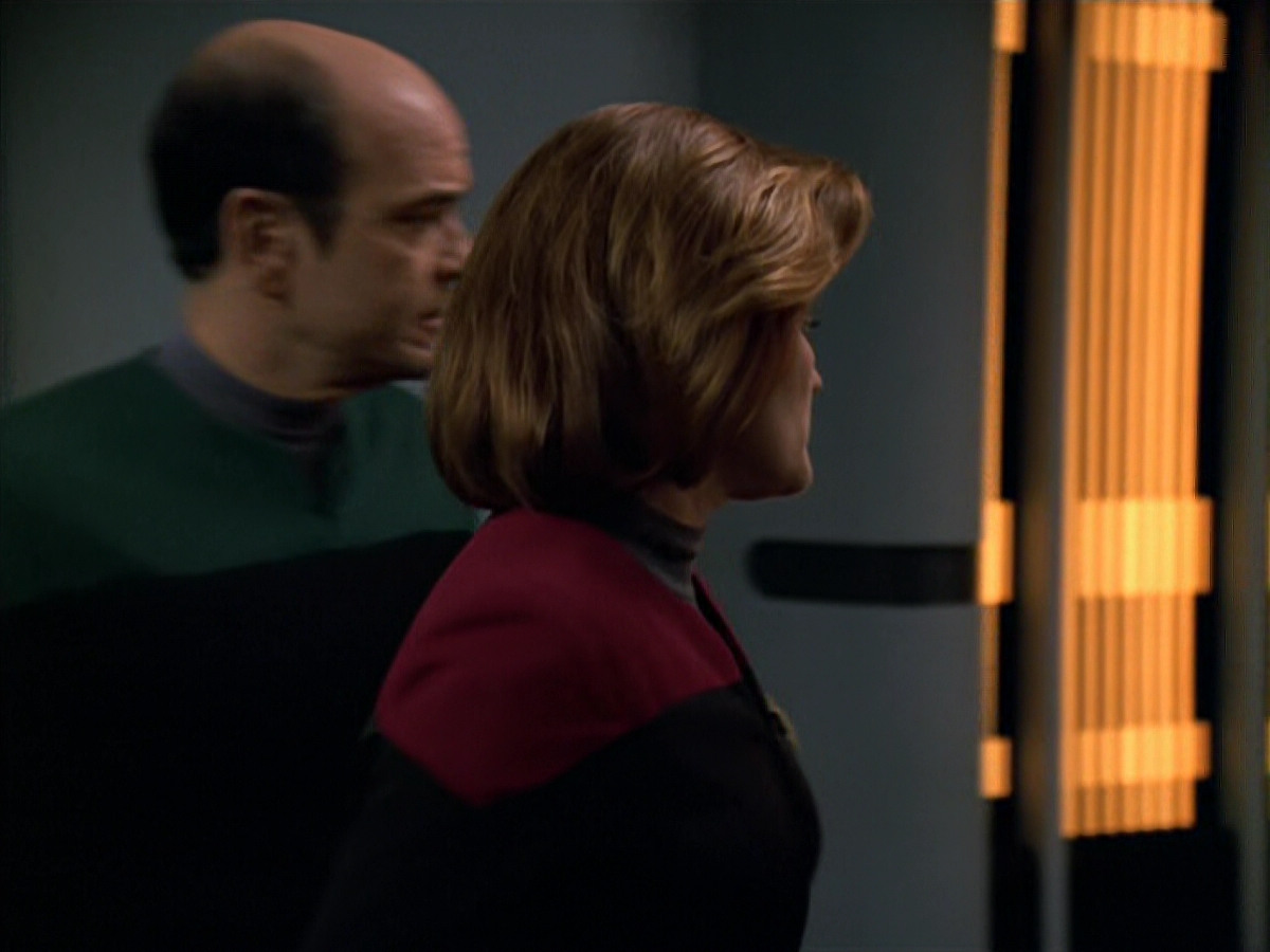 extant_StarTrek_VOY_5x19-TheFight_01988.jpg