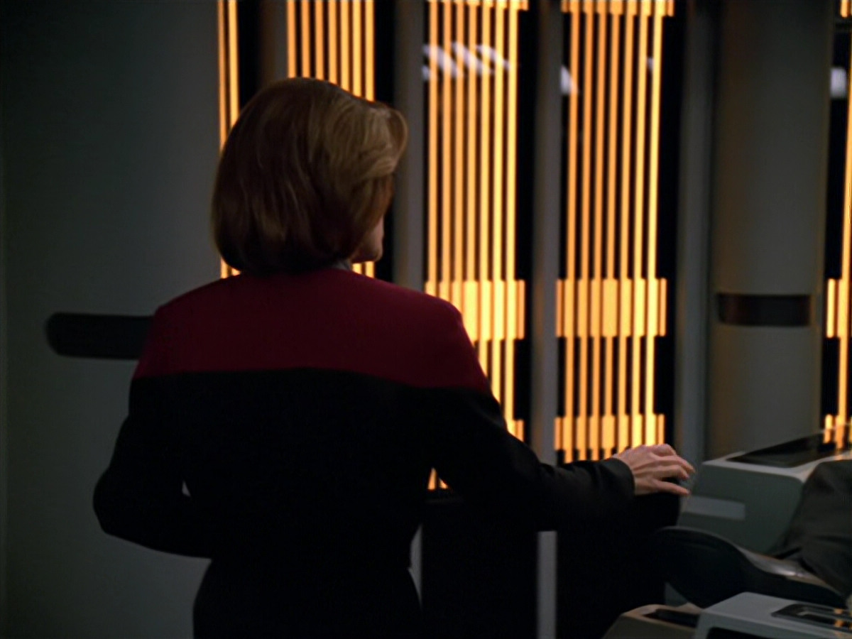 extant_StarTrek_VOY_5x19-TheFight_01990.jpg