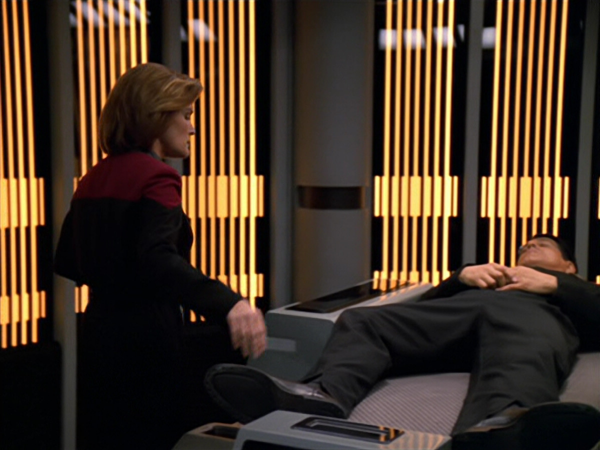 extant_StarTrek_VOY_5x19-TheFight_01993.jpg