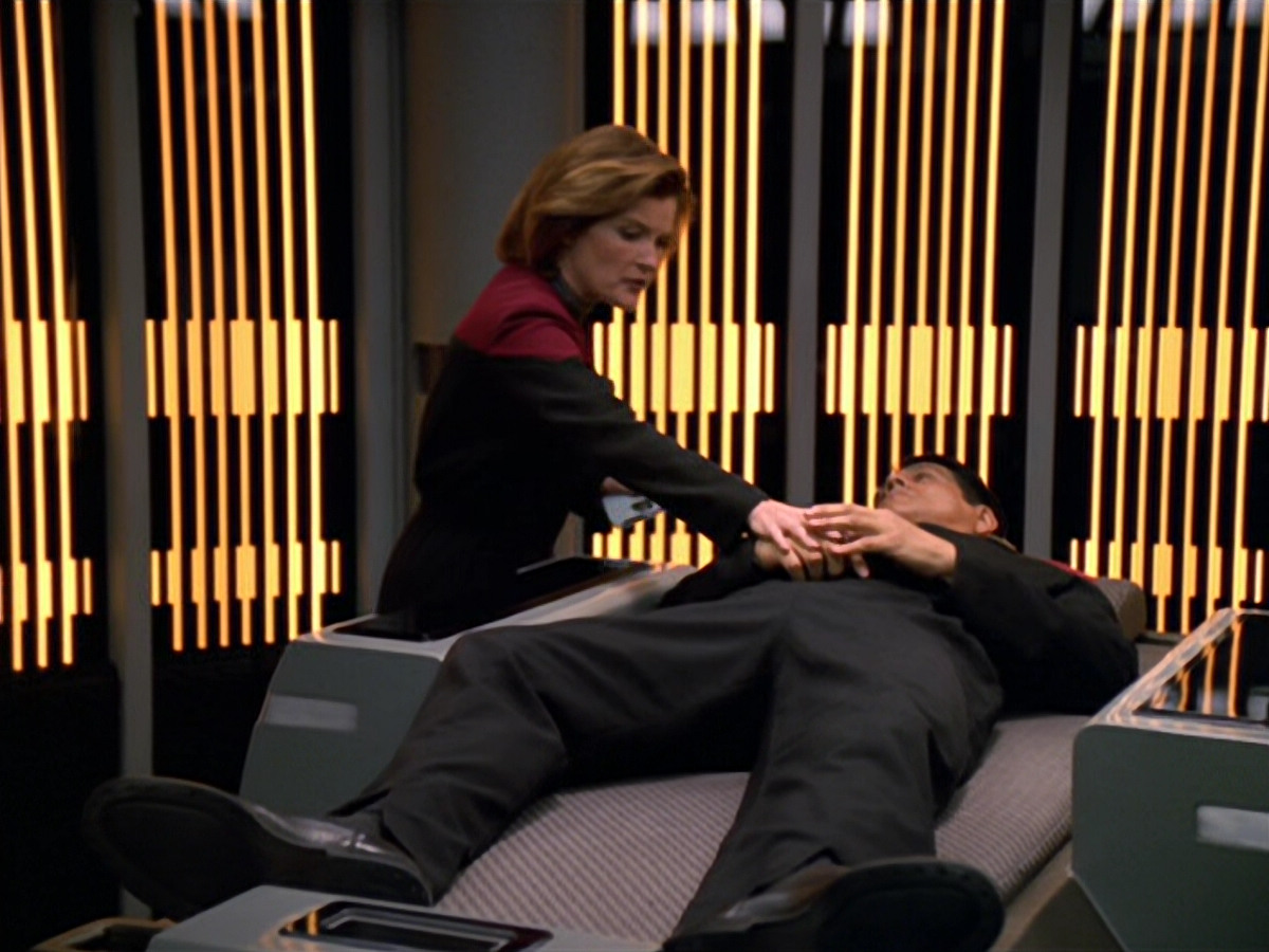 extant_StarTrek_VOY_5x19-TheFight_01996.jpg
