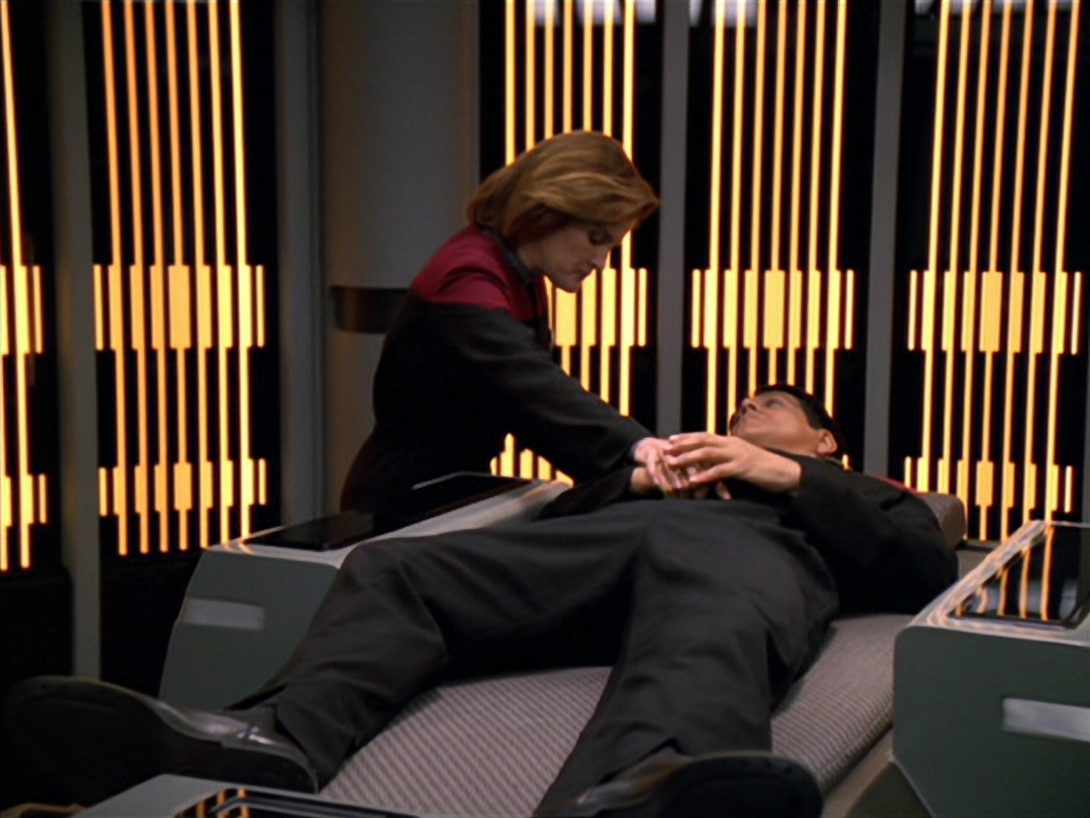 extant_StarTrek_VOY_5x19-TheFight_01997.jpg