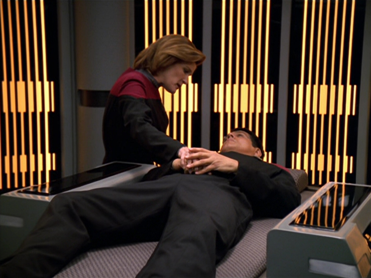 extant_StarTrek_VOY_5x19-TheFight_02001.jpg
