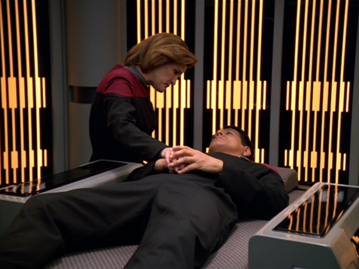 extant_StarTrek_VOY_5x19-TheFight_02003.jpg